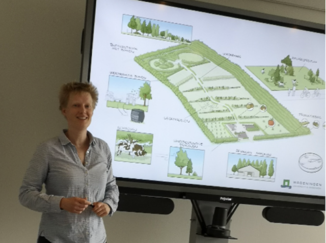 Heleen van Kernebeek (WUR) geeft toelichting over ontwerp van een agorforestry ontwerp voor het melkveebedrijf Heleen van Kernebeek (WUR) geeft toelichting over ontwerp van een agorforestry ontwerp voor het melkveebedrijf