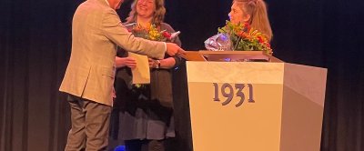 CPAD-voorzitter Henk Jan Ormel reikt de CPAD-prijs uit aan Sophie van Oort en Romy Dreskens (rechts) tijdens de biotechnische dagen.