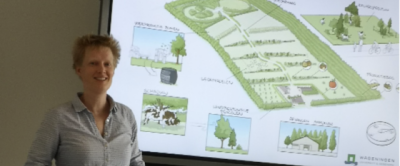 Heleen van Kernebeek (WUR) geeft toelichting over ontwerp van een agorforestry ontwerp voor het melkveebedrijf