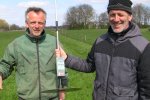 Pnder het motto "meten is weten'' bepalen Bert Philipsen met de graslandhoogtemeter de grashoogte. 