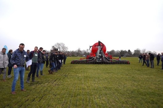 Volop belangstelling tijdens de eerste demo rondom bemestingstechnieken op Agro-innovatiecentrum De Marke Volop belangstelling tijdens de eerste demo rondom bemestingstechnieken op Agro-innovatiecentrum De Marke