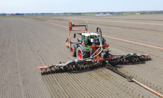 Op niet beteelde grond mogen de sleufjes van de sleufkouter maximaal 5 cm breed en moeten ze minimaal 5 cm diep zijn.