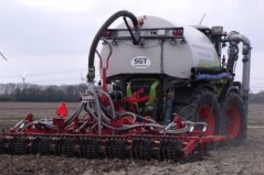 Zorg dat de grond droog is, voordat er bemest wordt. Zorg dat de grond droog is, voordat er bemest wordt.