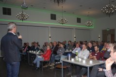 De bezoekers luisteren hier naar Bert Philipsen van Wageningen UR De bezoekers luisteren hier naar Bert Philipsen van Wageningen UR