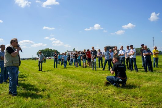 Herman Krebbers, links met microfoon, en Sjon de Leeuw, gehurkt, verzorgen de demo’s. Herman Krebbers, links met microfoon, en Sjon de Leeuw, gehurkt, verzorgen de demo’s.