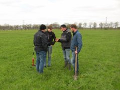 Boeren beoordelen samen met Bert Philipsen het grasperceel in Oost Nederland Boeren beoordelen samen met Bert Philipsen het grasperceel in Oost Nederland