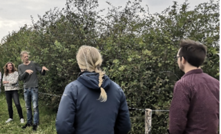 Jan en Janneke Woudstra laten zien hoe ze invullingen geven agroforestry op hun bedrijf d.m.v. een voederhaag.